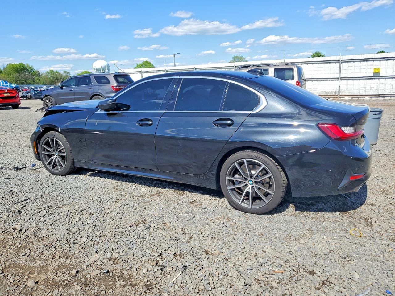 2022 BMW 330Xi - Фото 2