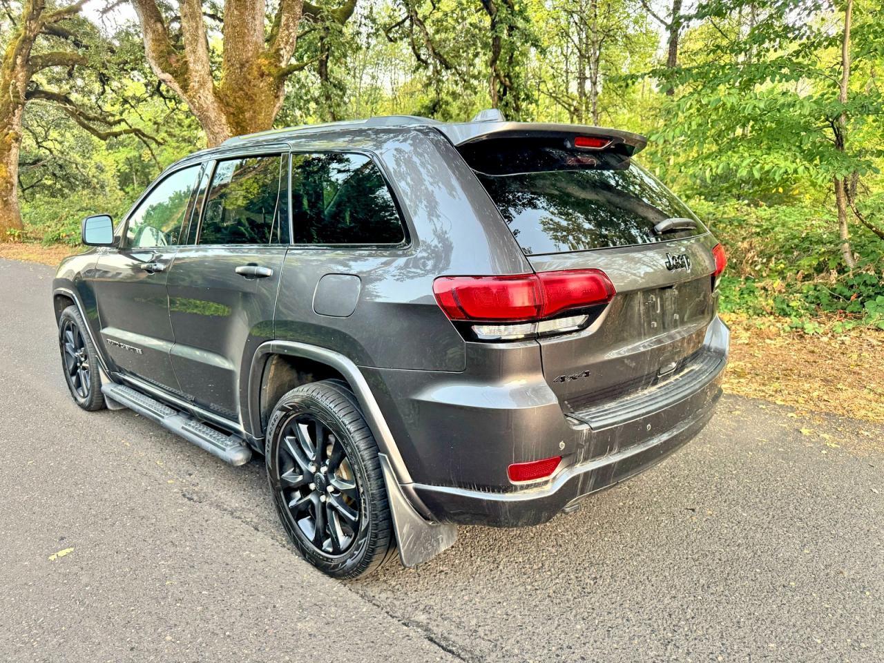 2020 Jeep Grand Cherokee Laredo - Image 3