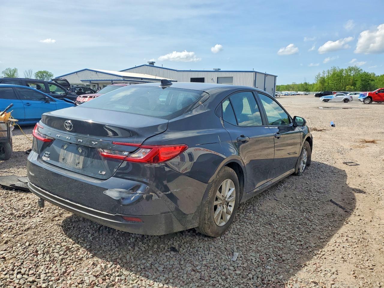 2025 Toyota Camry Le - Фото 3