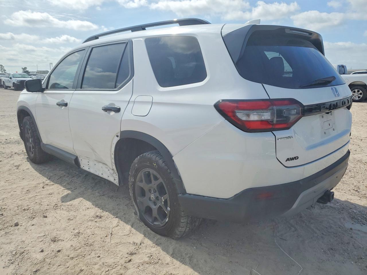 2025 Honda Pilot Trailsport - Image 2