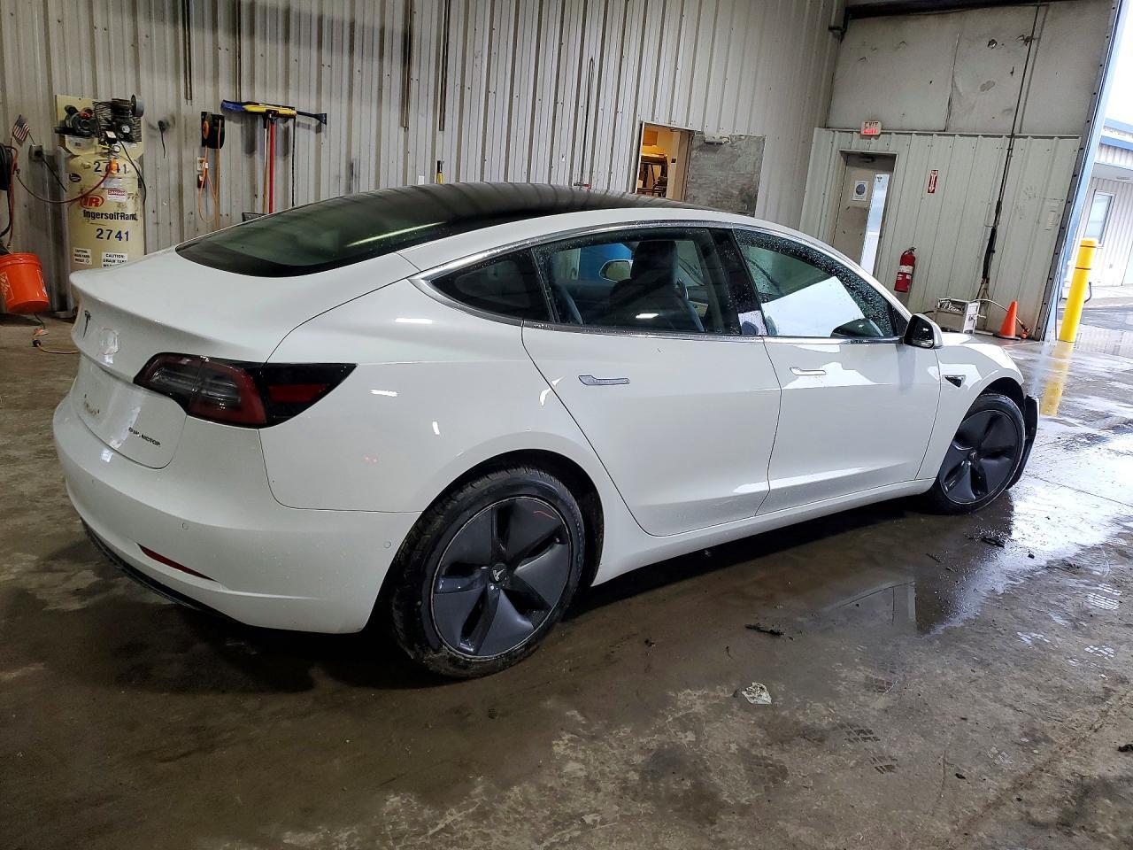 2018 Tesla Model 3 - Фото 3