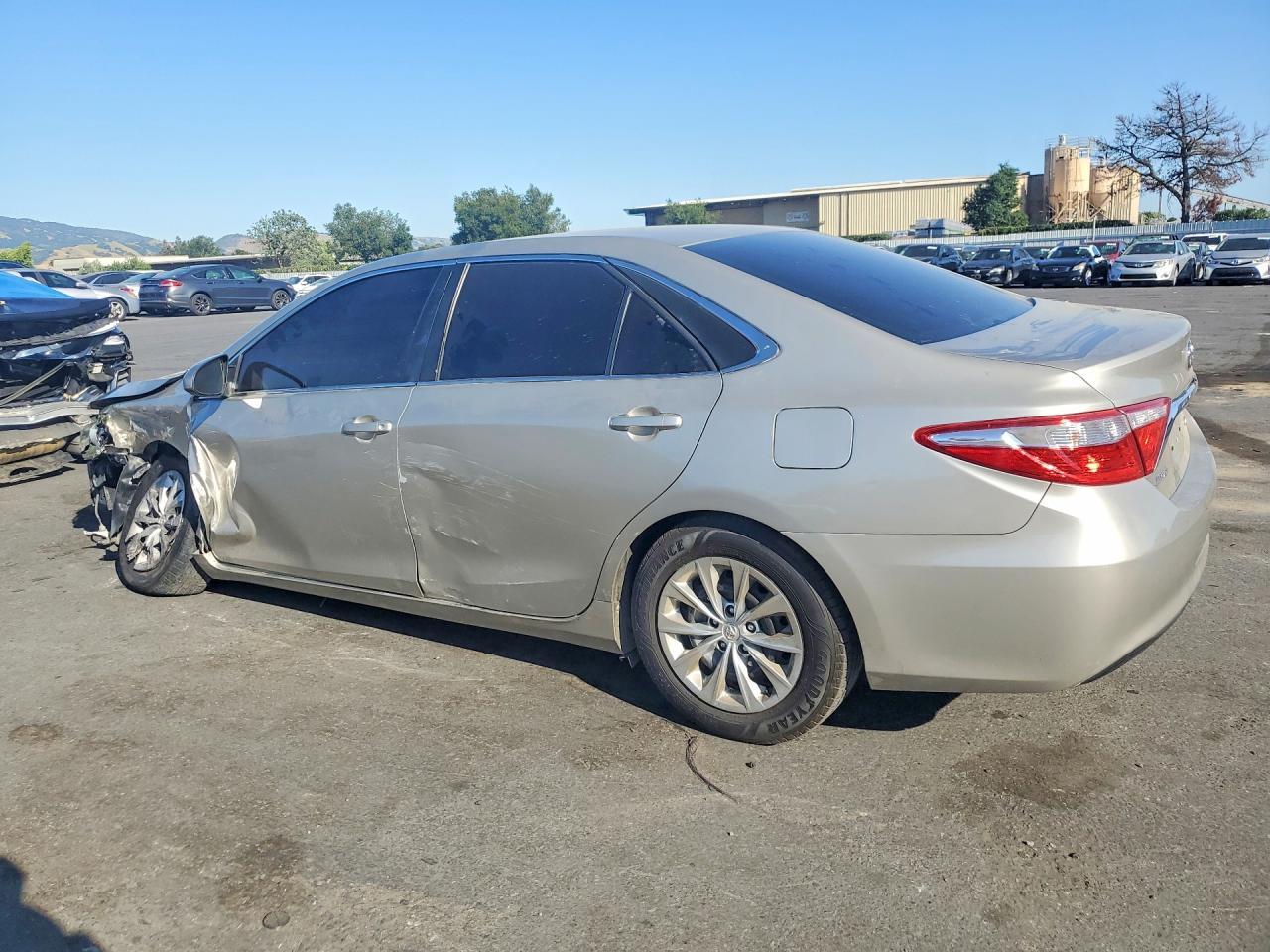 2016 Toyota Camry Le - Фото 2