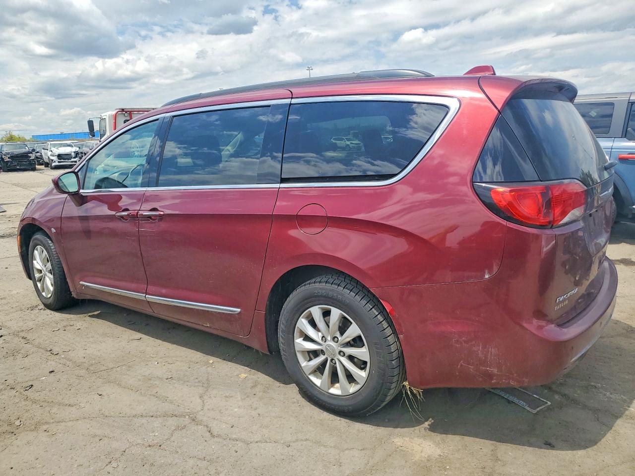 2017 Chrysler Pacifica Touring L - Image 2