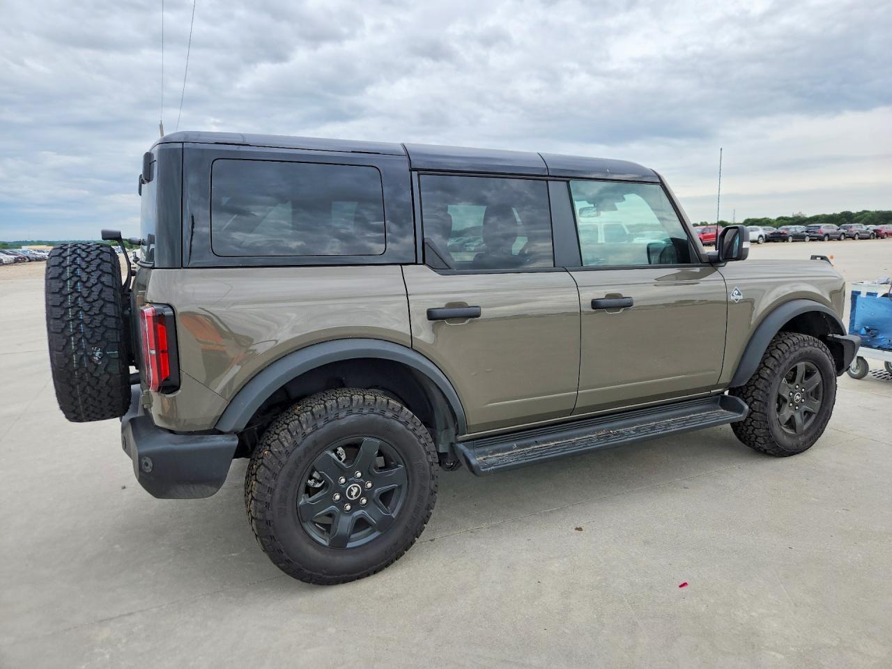 2025 Ford Bronco Outer Banks - Image 3