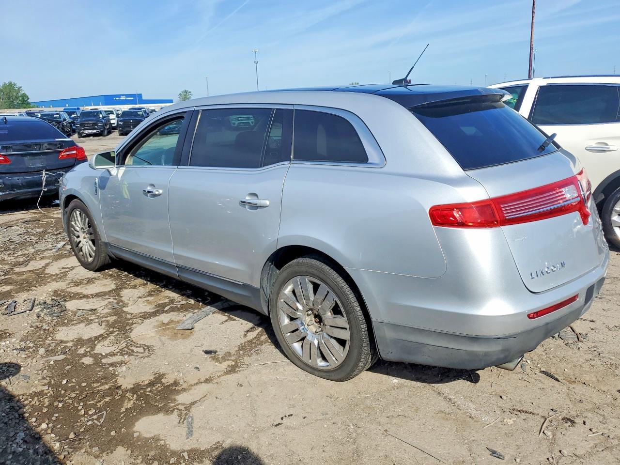 2016 Lincoln Mkt - Фото 2