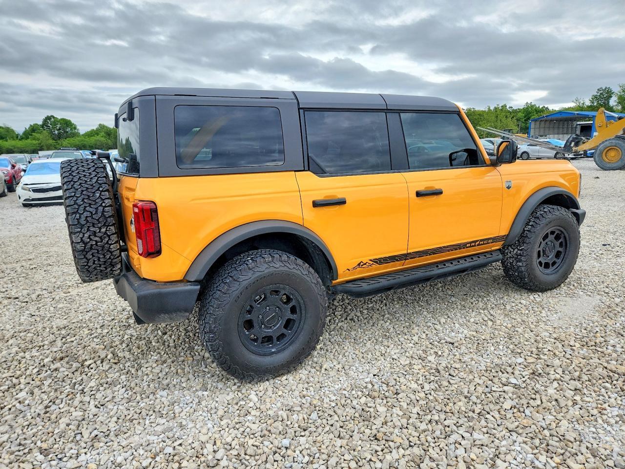 2022 Ford Bronco - Image 3