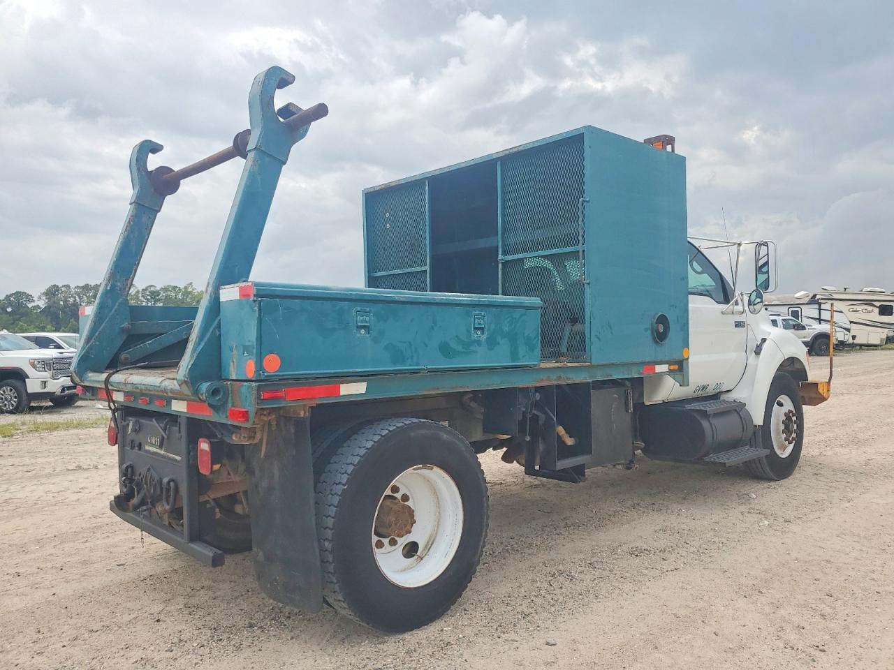 2006 Ford F750 Super Duty - Image 4