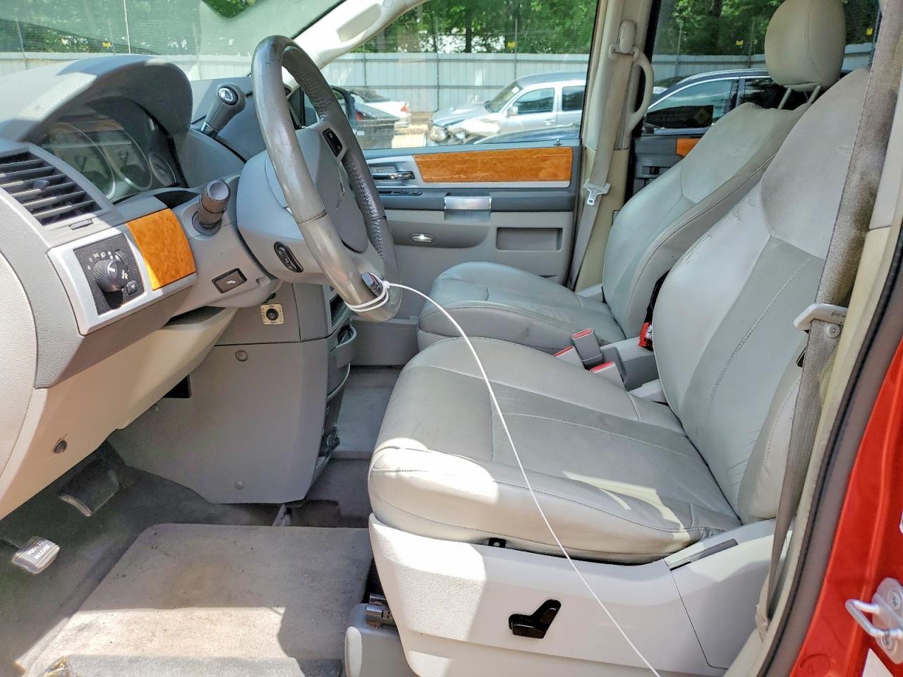 2010 Chrysler Town & Country Limited - Image 7