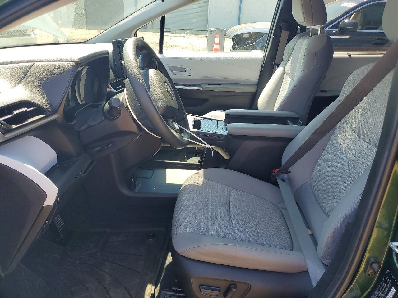 2025 Toyota Sienna Le - Фото 7