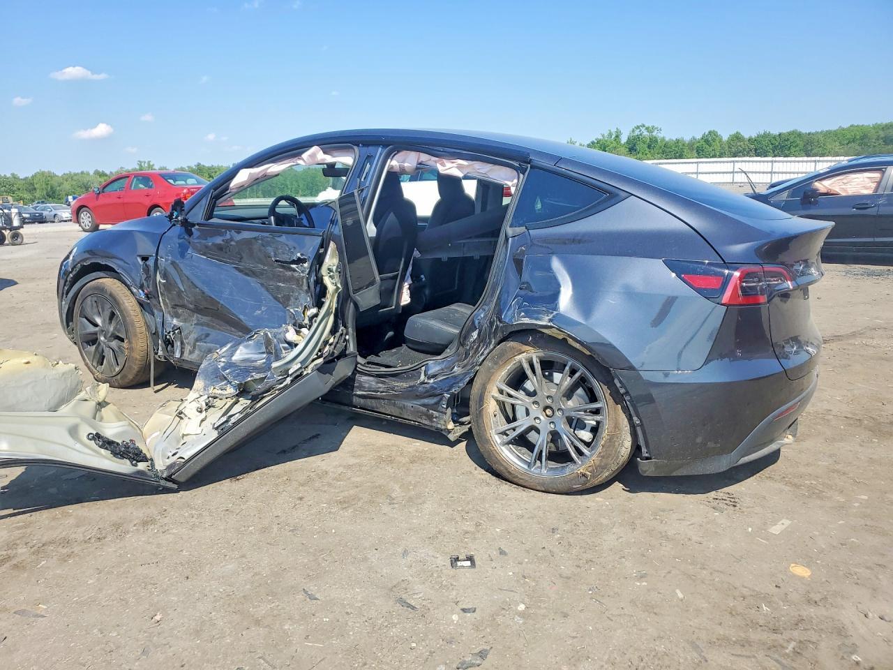 2025 Tesla Model Y - Фото 2