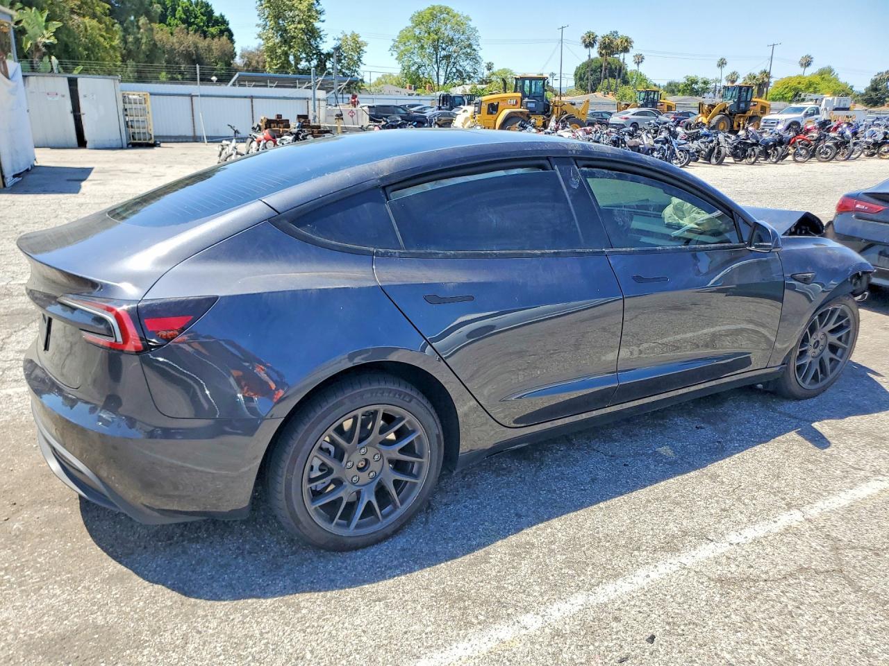 2025 Tesla Model 3 - Фото 3