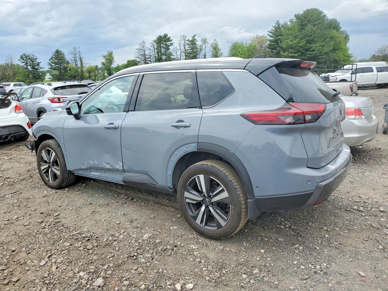2025 Nissan Rogue Sl - Image 2