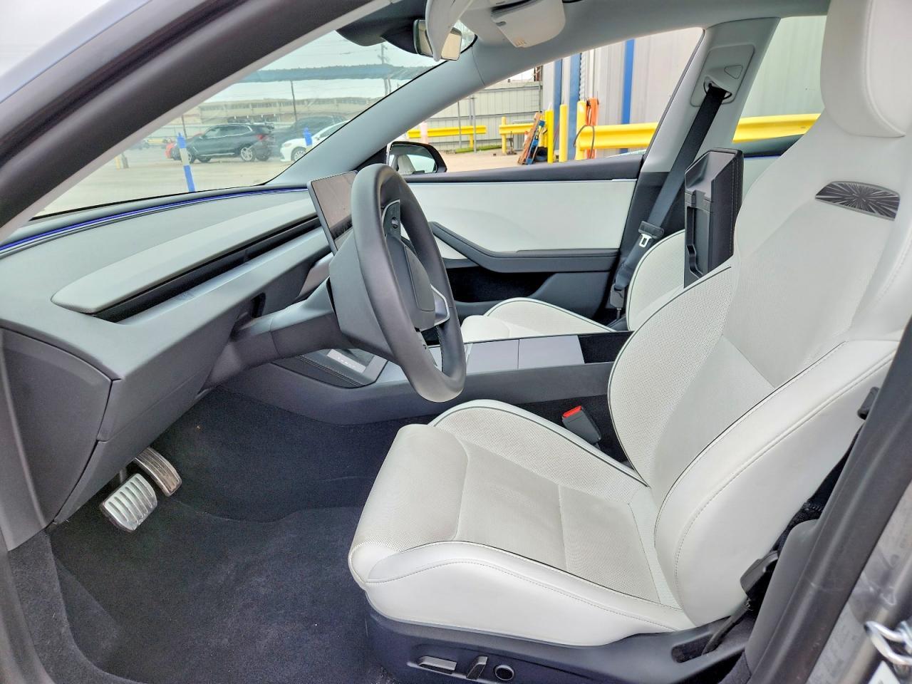 2025 Tesla Model 3 - Фото 7