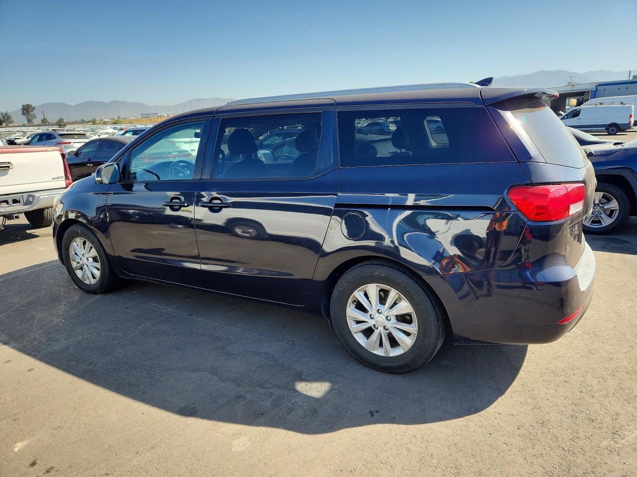 2017 Kia Sedona Lx - Image 2