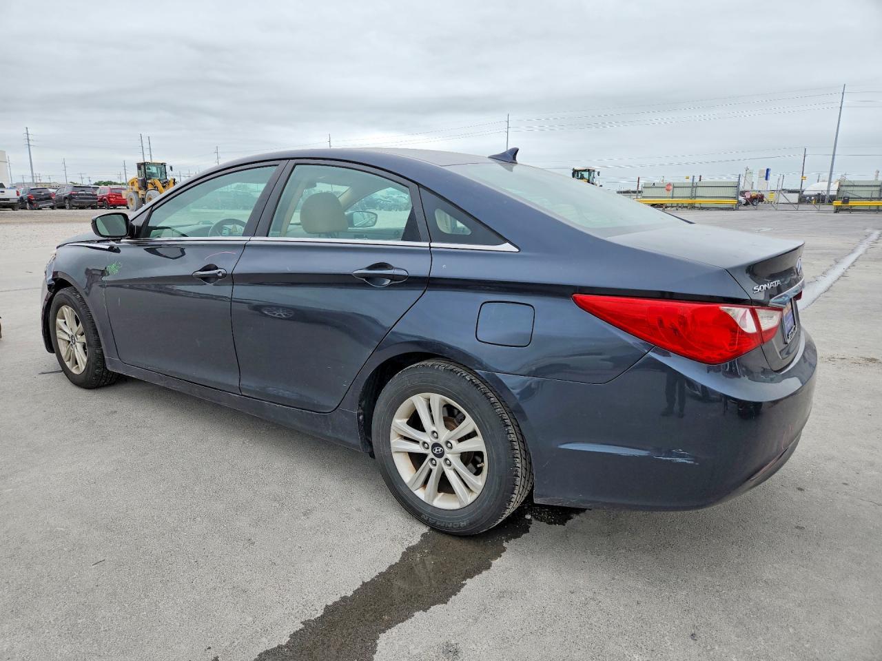 2011 Hyundai Sonata Gls - Image 2