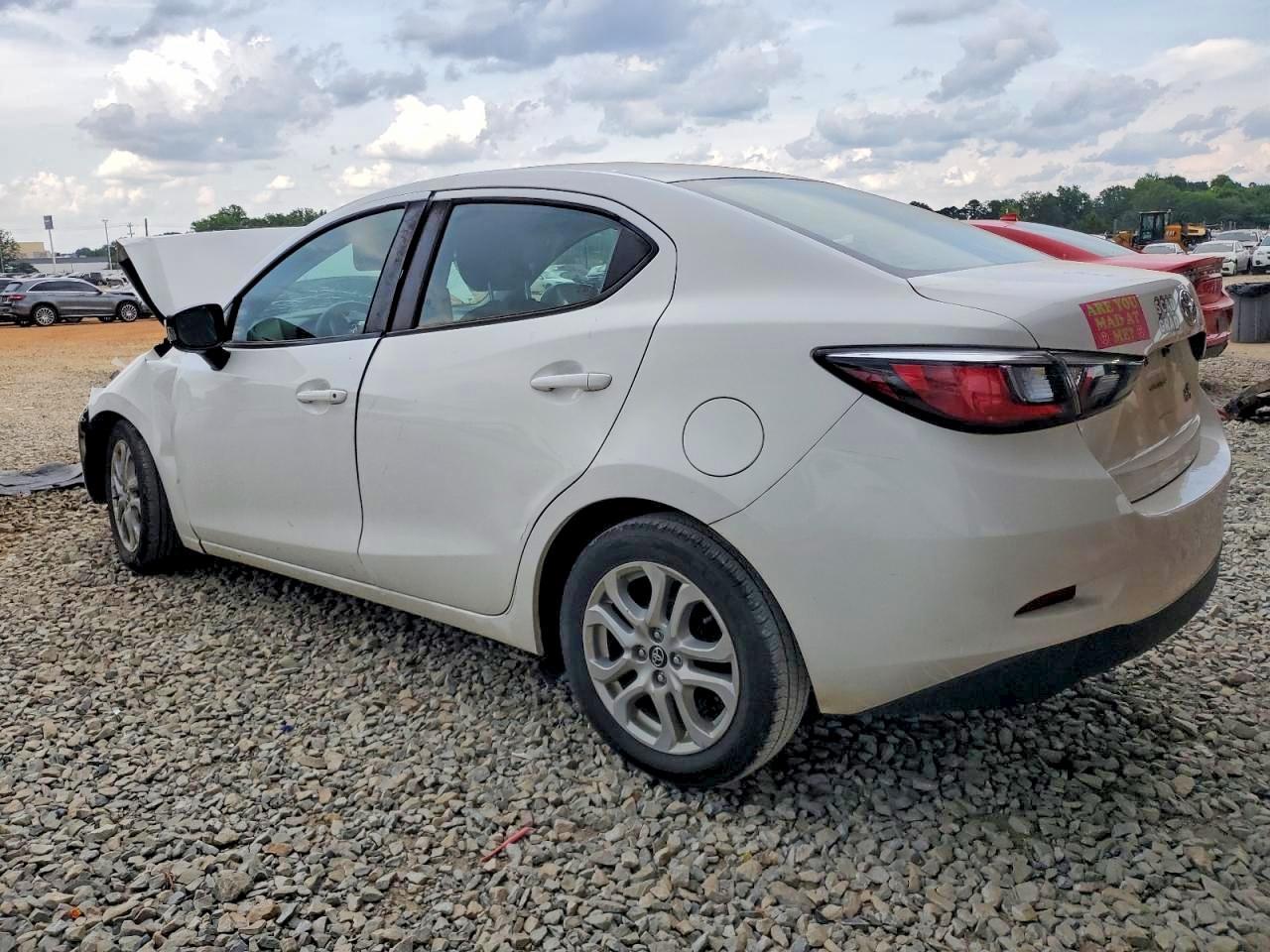 2018 Toyota Yaris Ia Base - Image 2