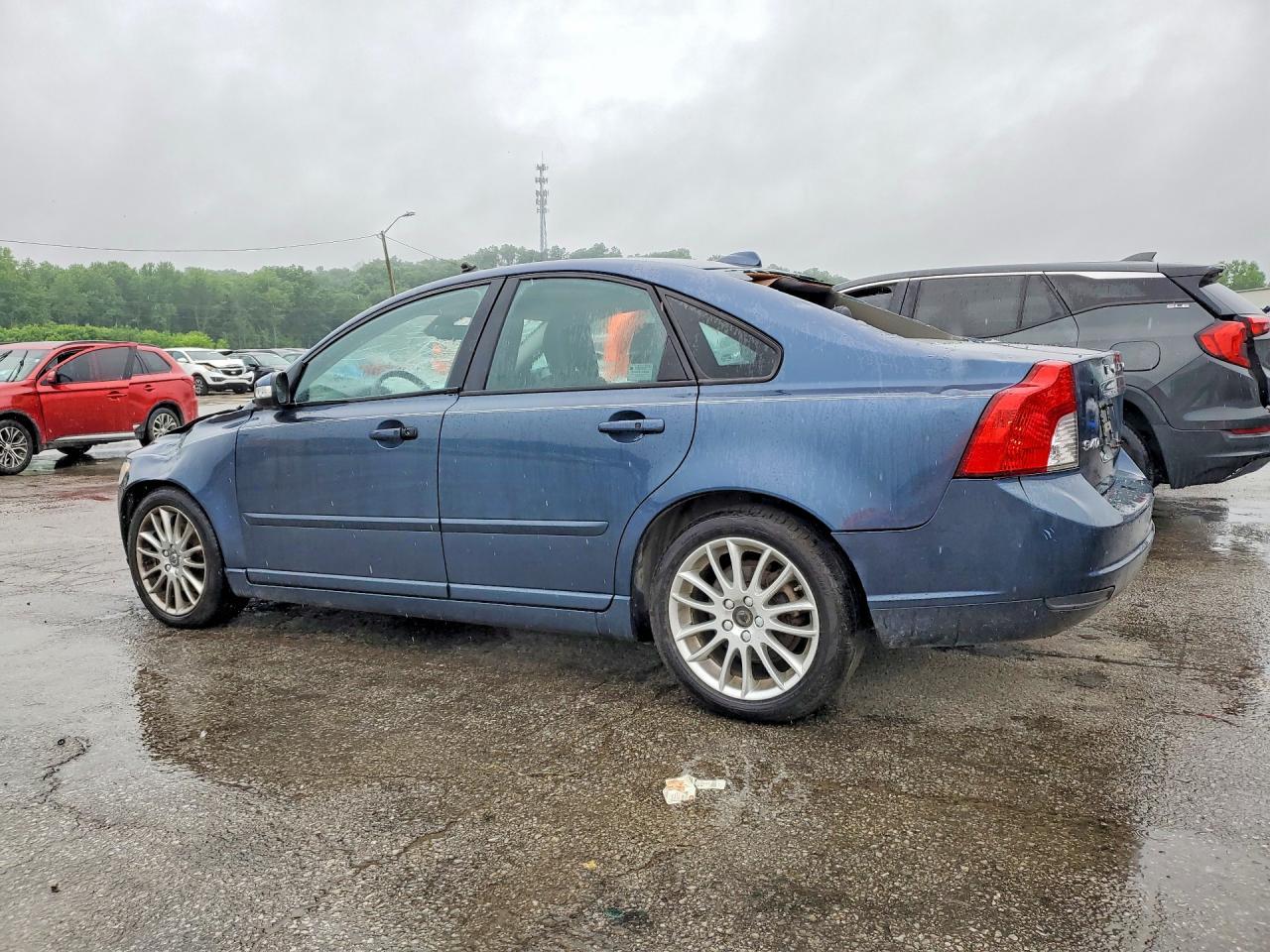 2010 Volvo S40 2.4I - Image 2