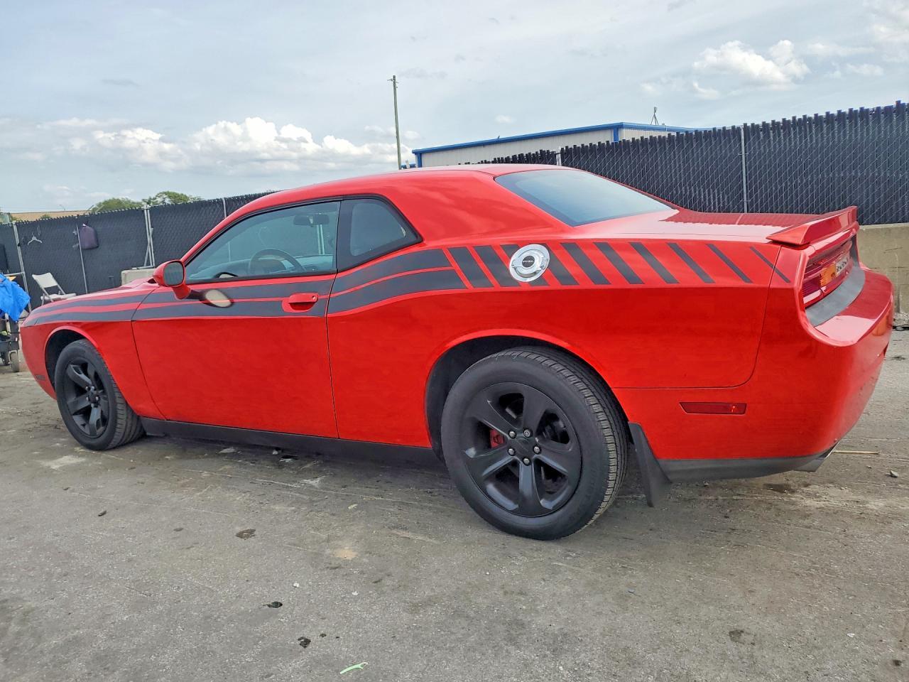 2014 Dodge Challenger Sxt - Image 2