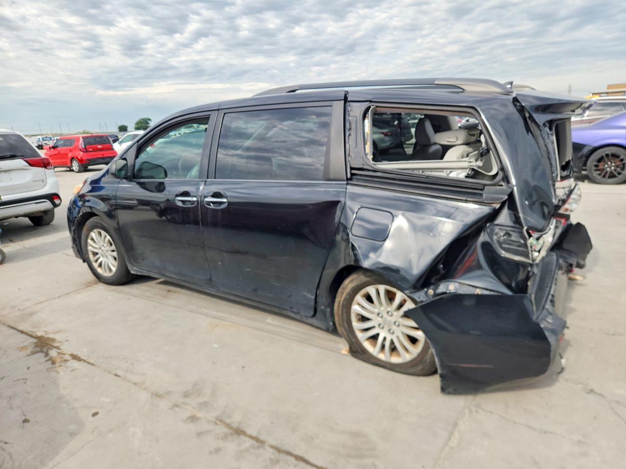 2011 Toyota Sienna Xle 8-Passenger - Фото 2