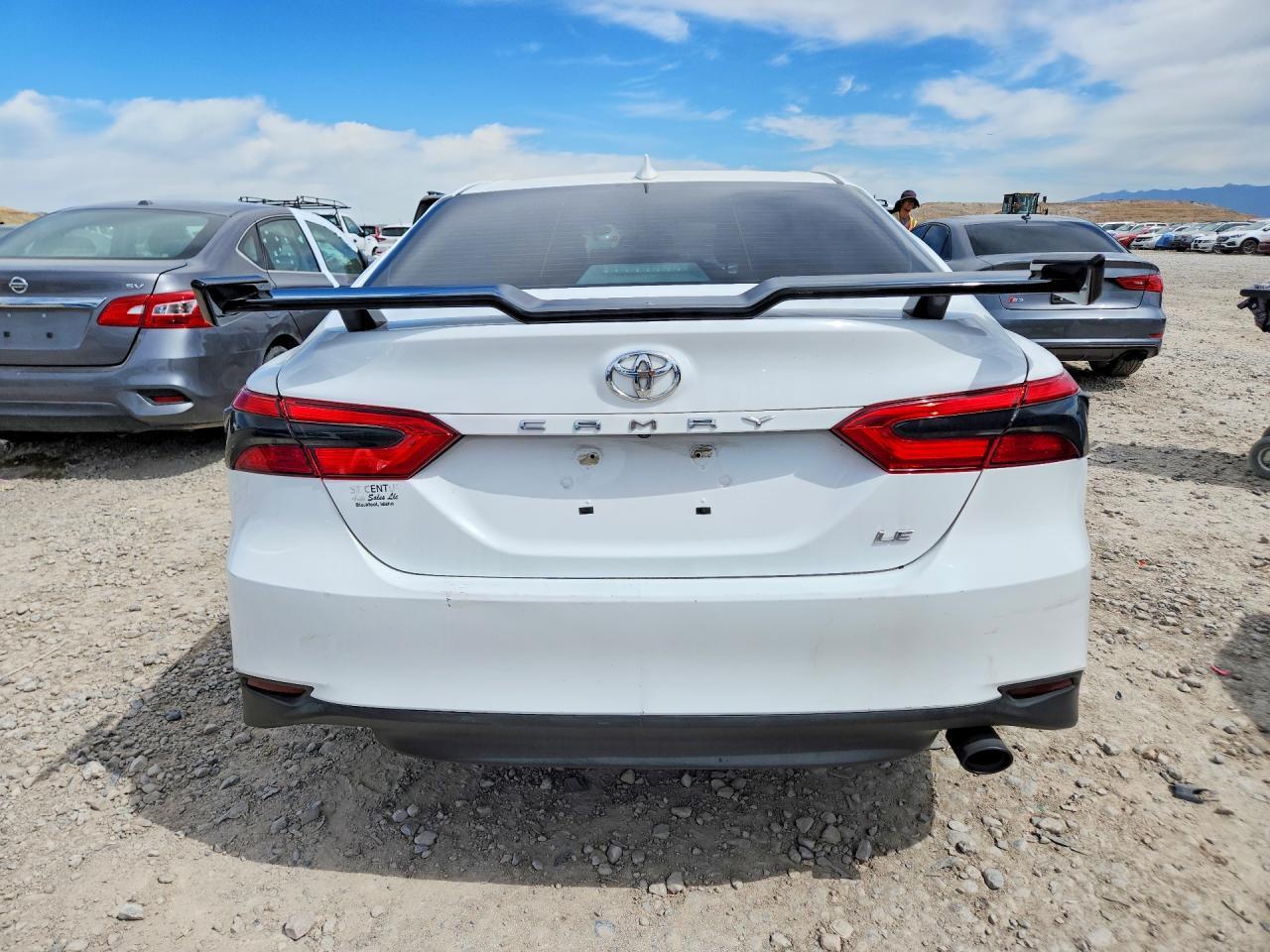 2020 Toyota Camry Le - Фото 6