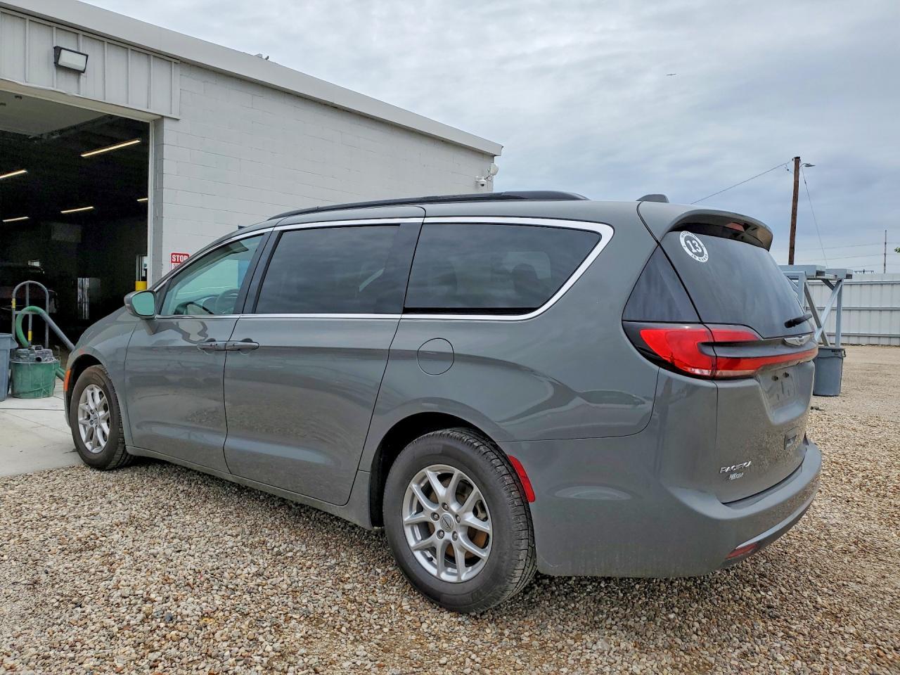 2022 Chrysler Pacifica Touring L - Фото 2