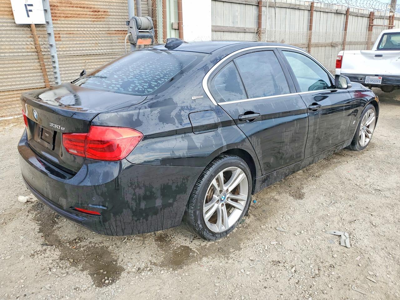 2017 BMW 330E - Фото 3