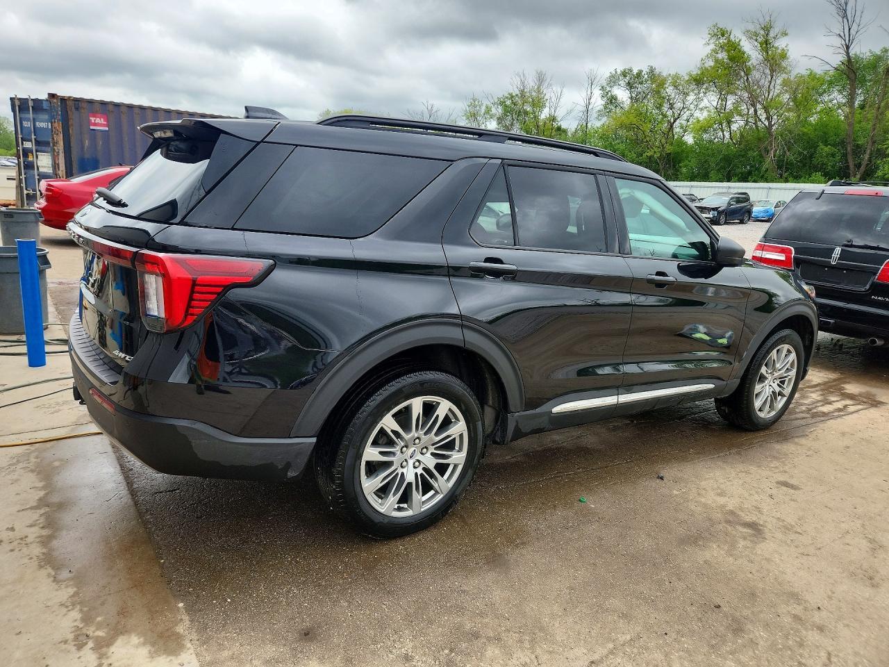 2025 Ford Explorer Active - Image 3