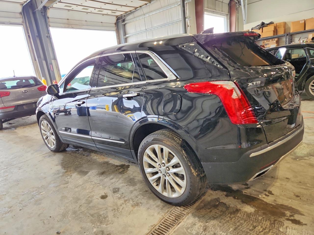 2017 Cadillac Xt5 Platinum - Image 2