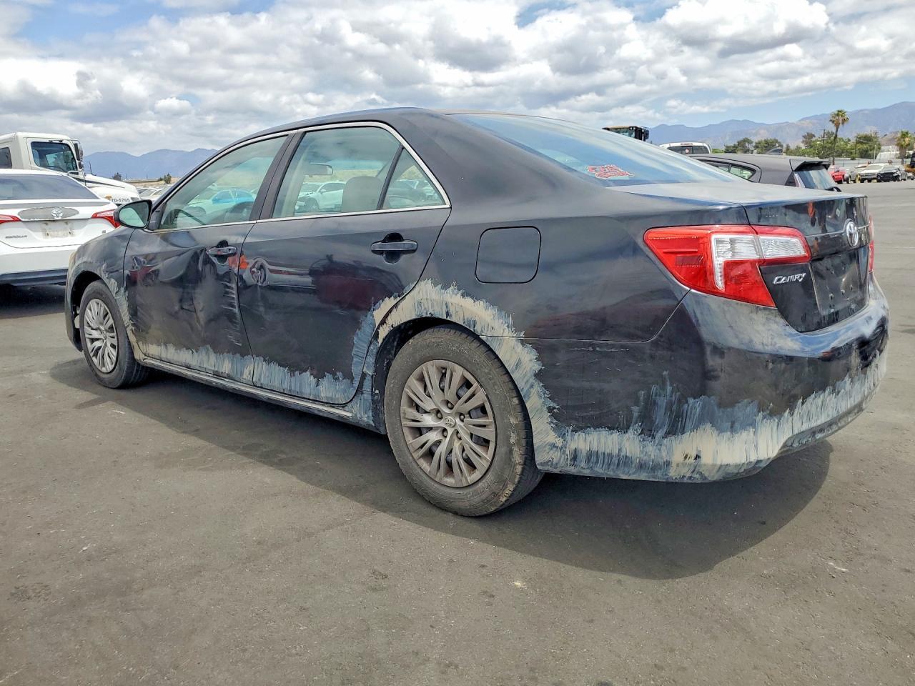 2014 Toyota Camry Le - Фото 2