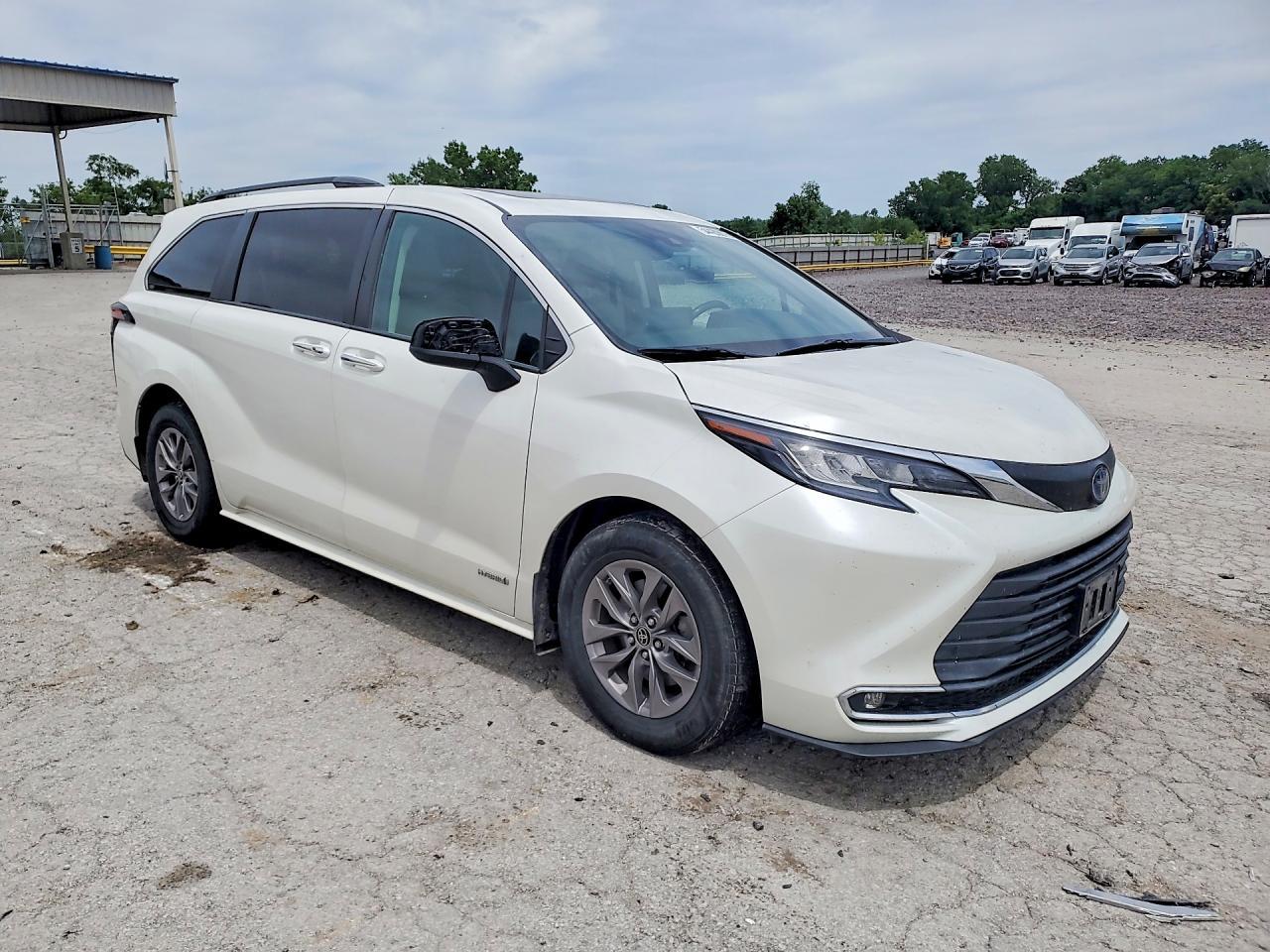 2021 Toyota Sienna Xle - Фото 4