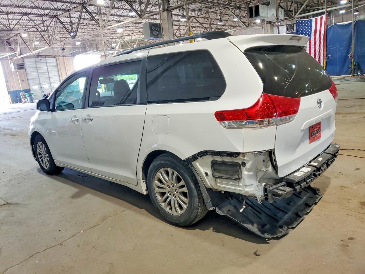 2014 Toyota Sienna Xle 8-Passenger - Image 2