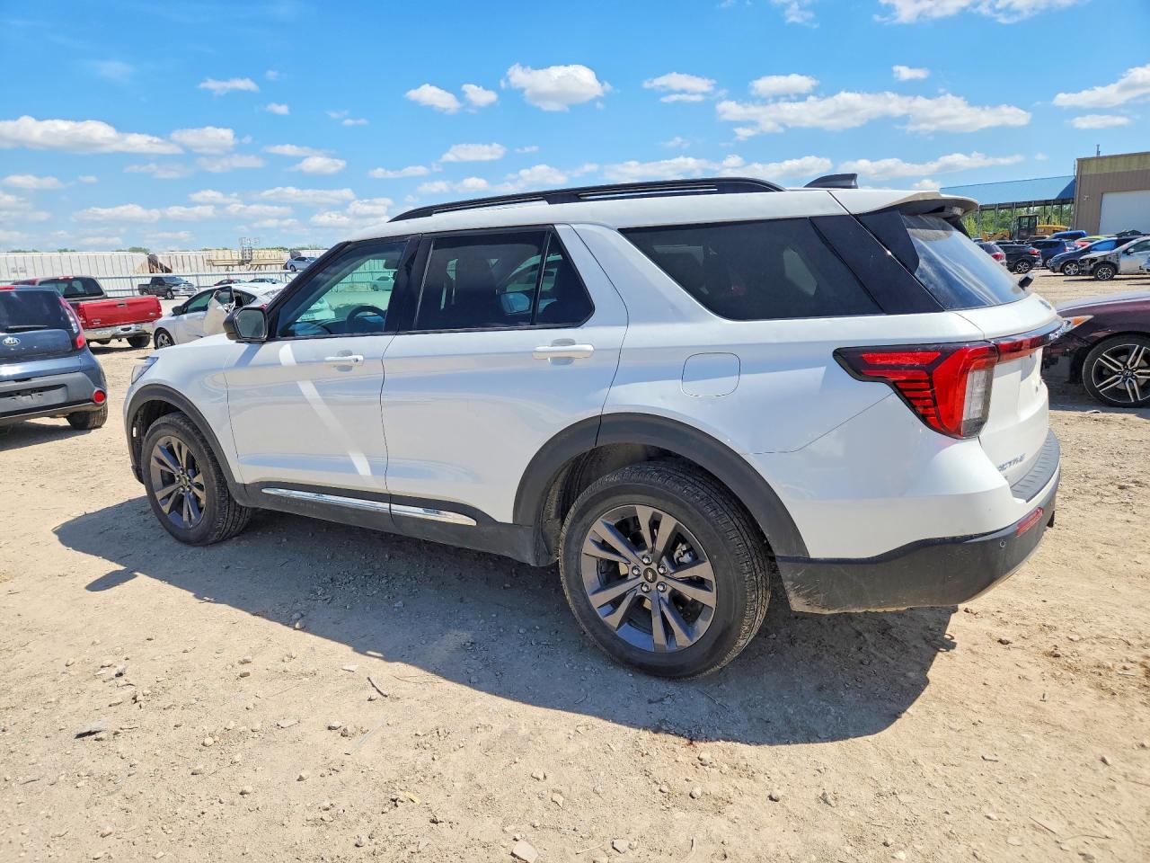 2025 Ford Explorer Active - Image 2