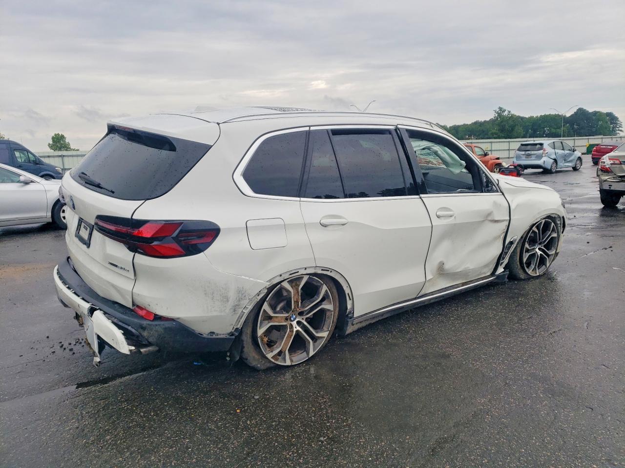 2025 BMW X5 xDrive50E - Image 3