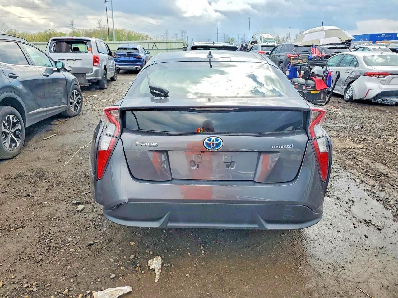 2017 Toyota Prius Three Touring - Image 6
