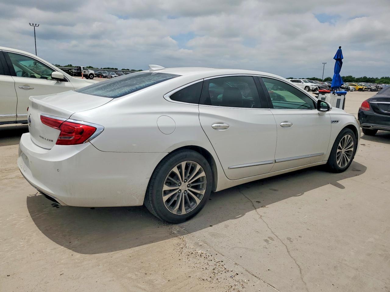 2017 Buick Lacrosse Essence - Image 3