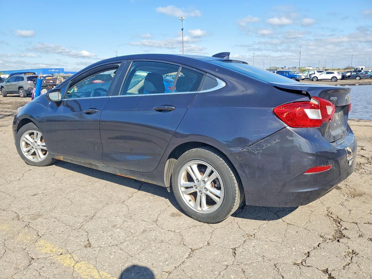 2017 Chevrolet Cruze Lt - Image 2