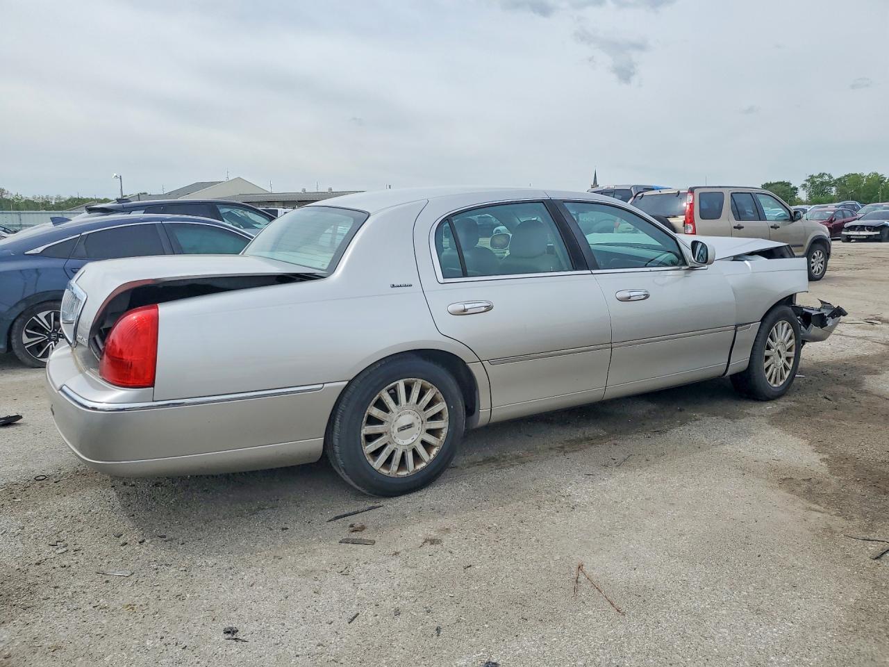 2003 Lincoln Town Car Executive - Image 3