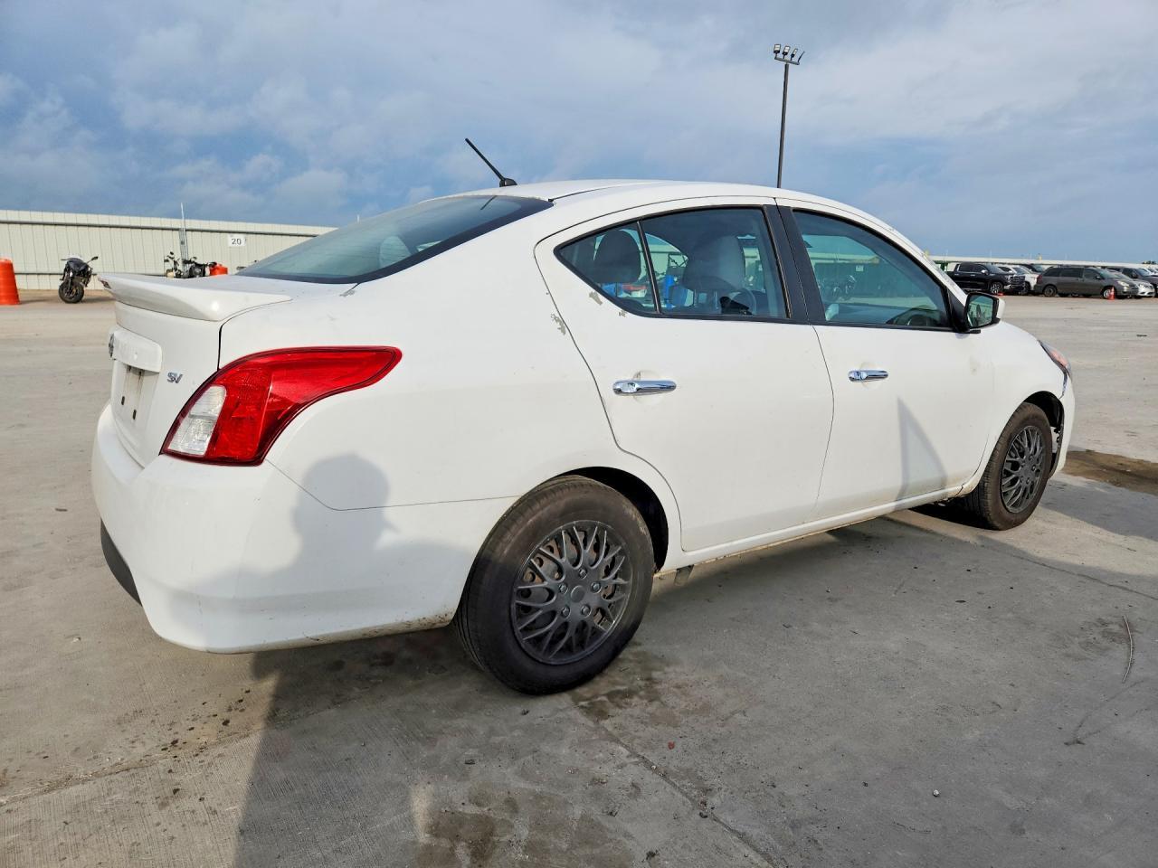 2019 Nissan Versa Sv - Image 3