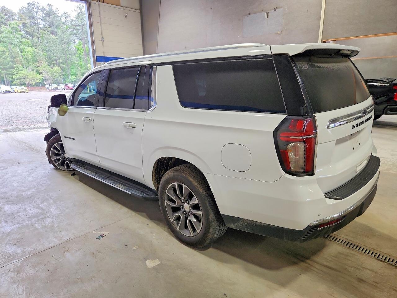 2022 Chevrolet Suburban K1500 Lt - Image 2
