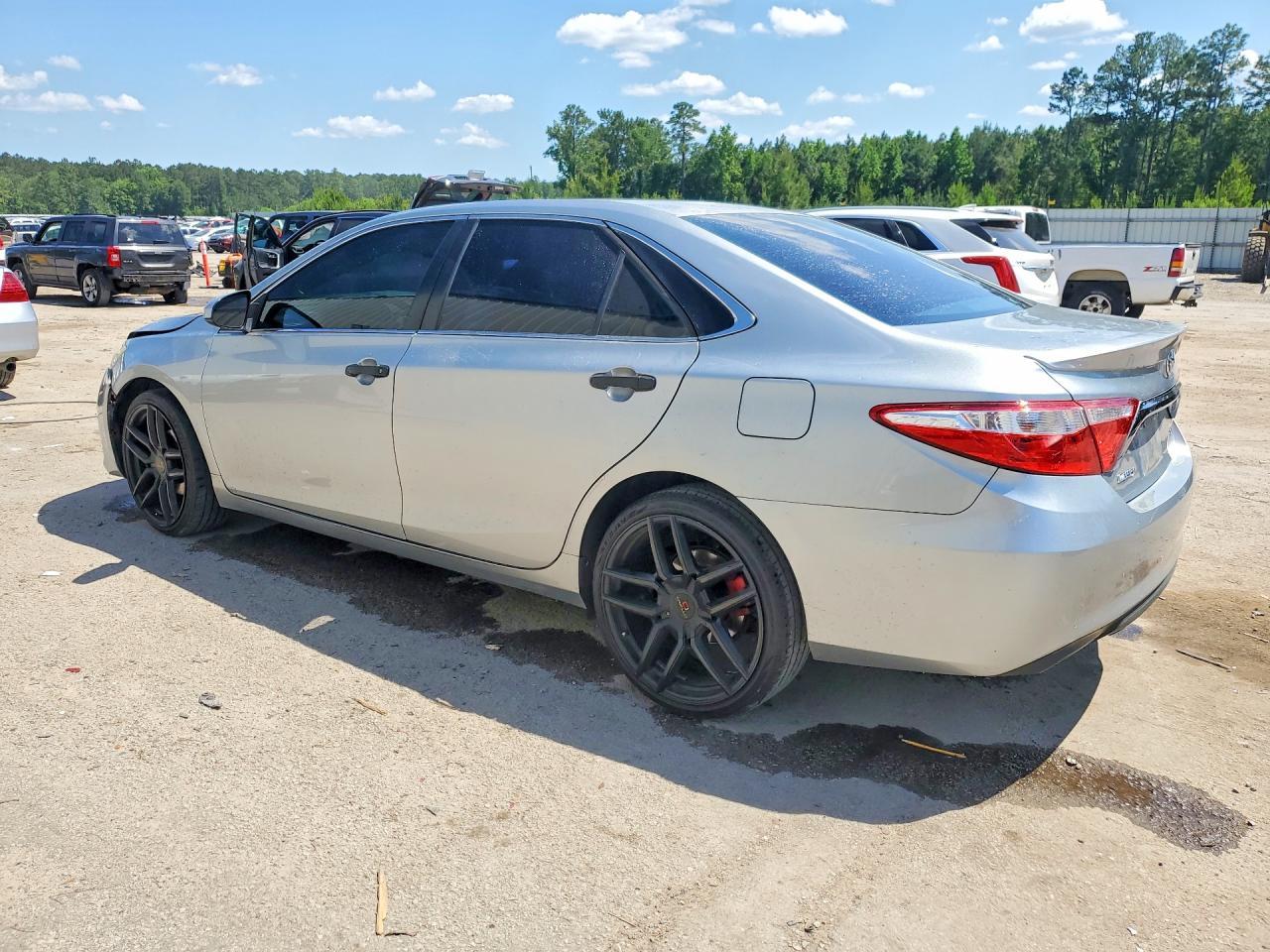 2015 Toyota Camry Se - Фото 2