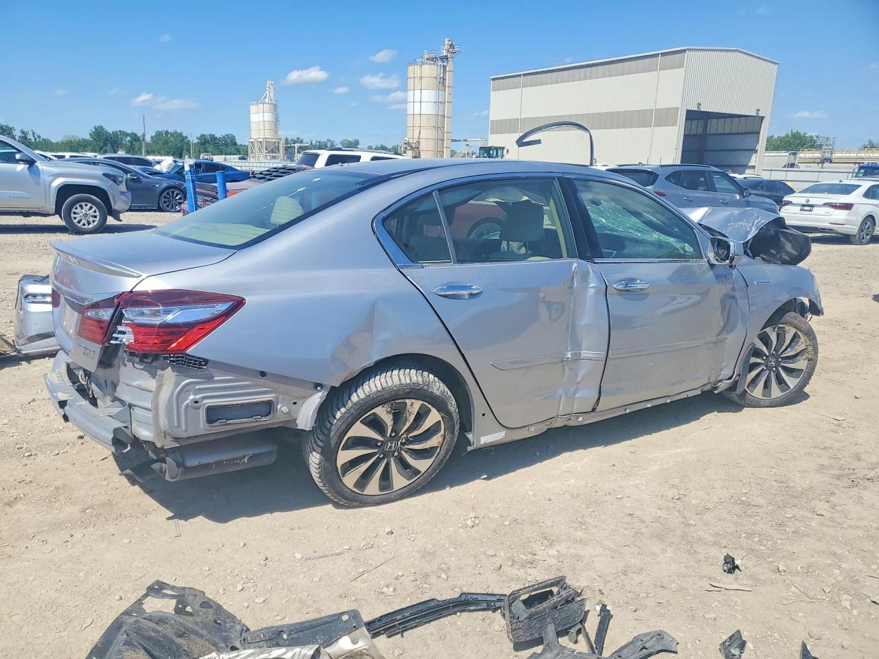 2017 Honda Accord Touring Hybrid - Image 3