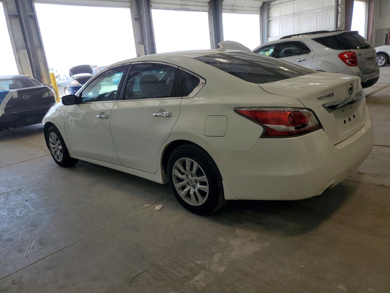 2015 Nissan Altima 2.5 S - Фото 2