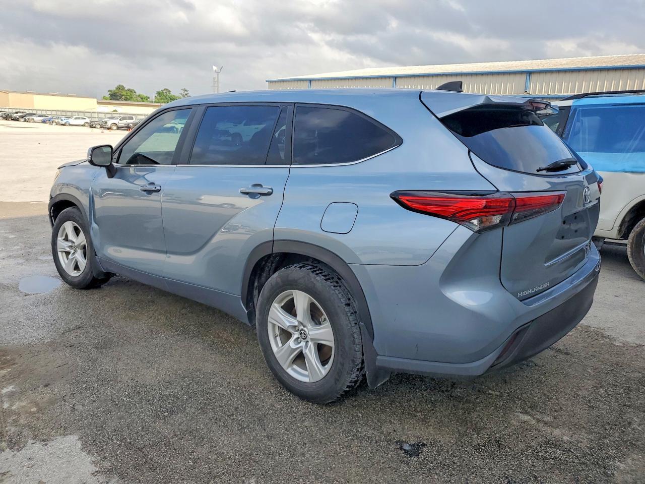 2023 Toyota Highlander Hybrid Le - Image 2