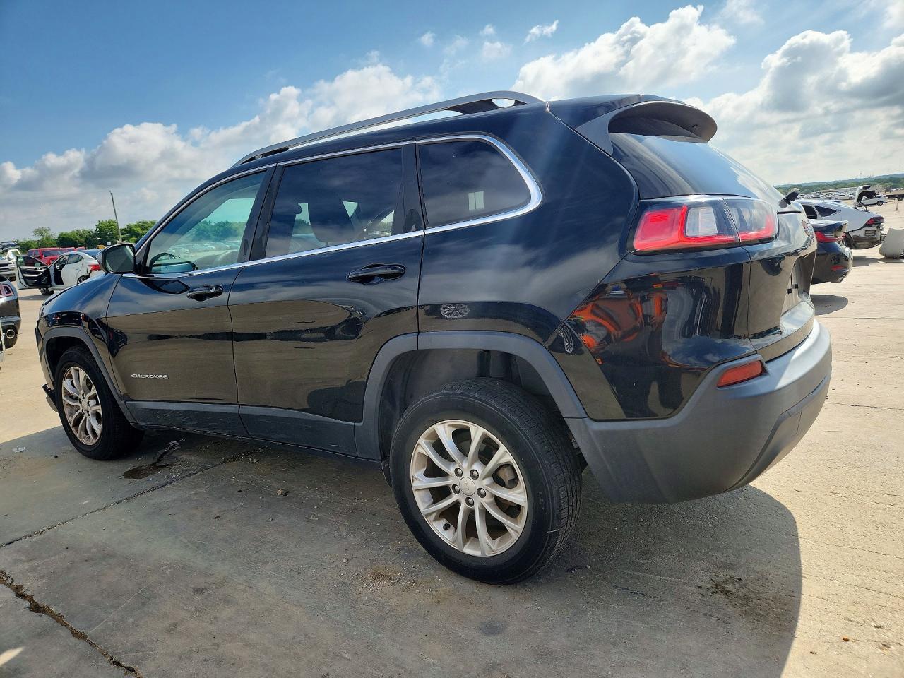 2019 Jeep Cherokee Latitude - Image 2