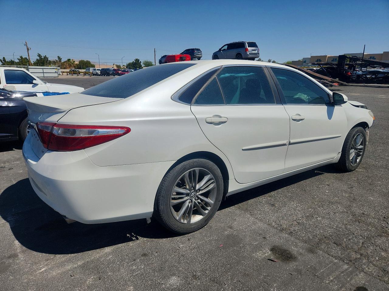 2016 Toyota Camry Se - Фото 3