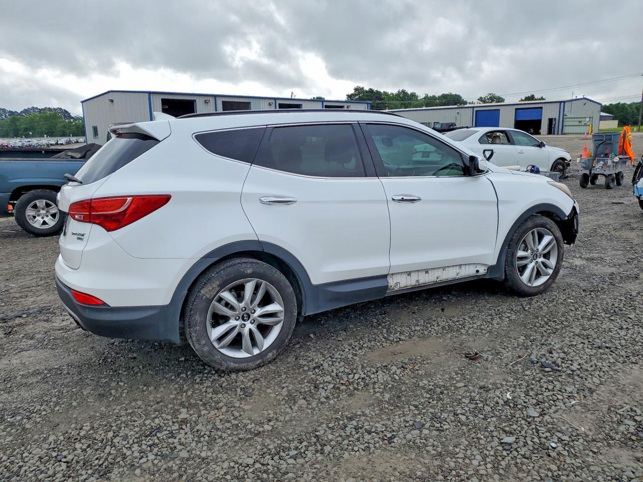 2016 Hyundai Santa Fe - Image 3