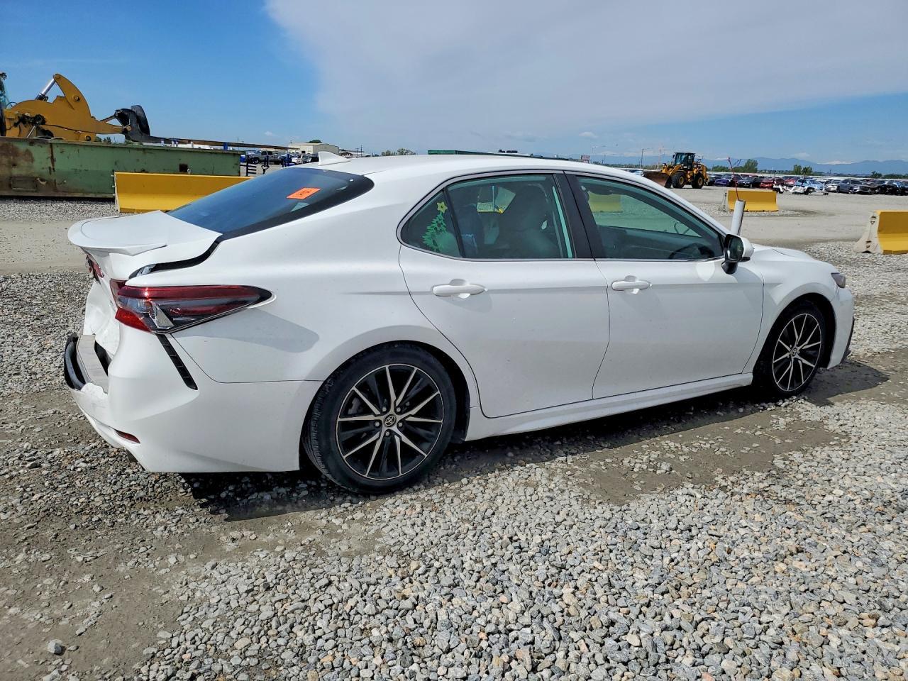 2021 Toyota Camry Se - Фото 3