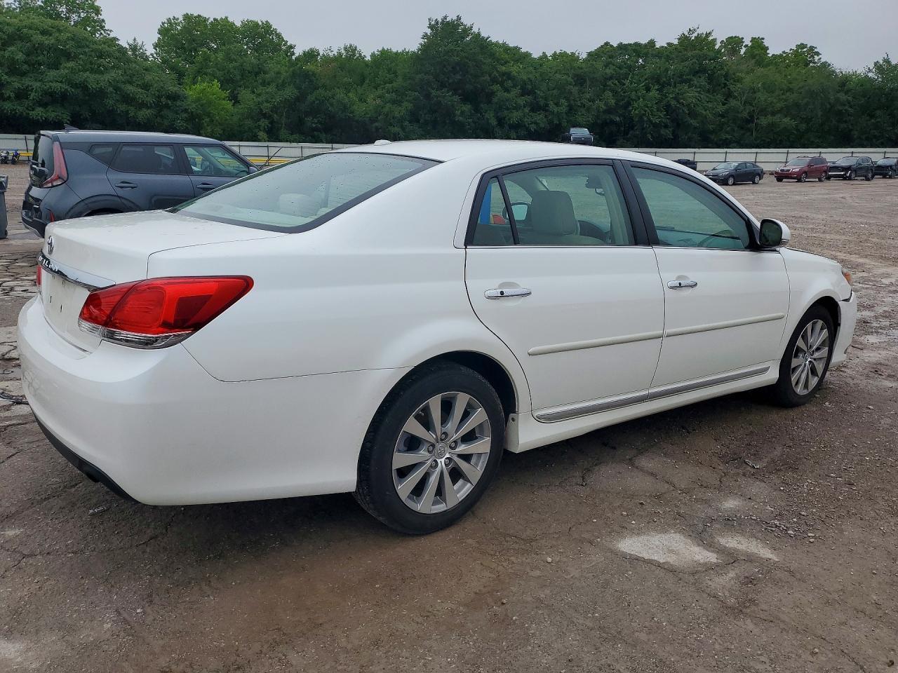 2011 Toyota Avalon Limited - Image 3
