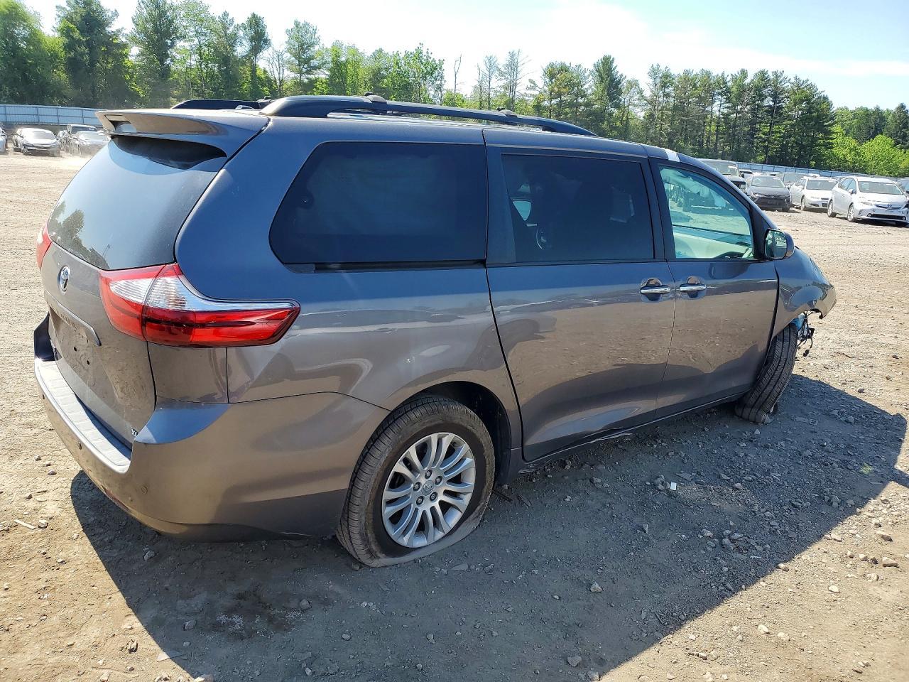 2017 Toyota Sienna Xle 8-Passenger - Фото 3