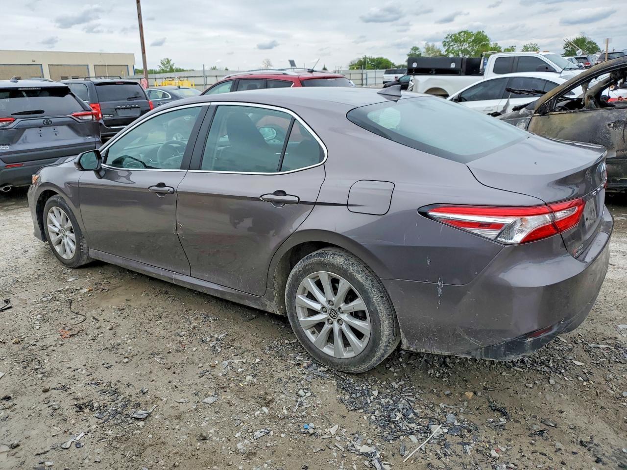 2020 Toyota Camry Le - Фото 2